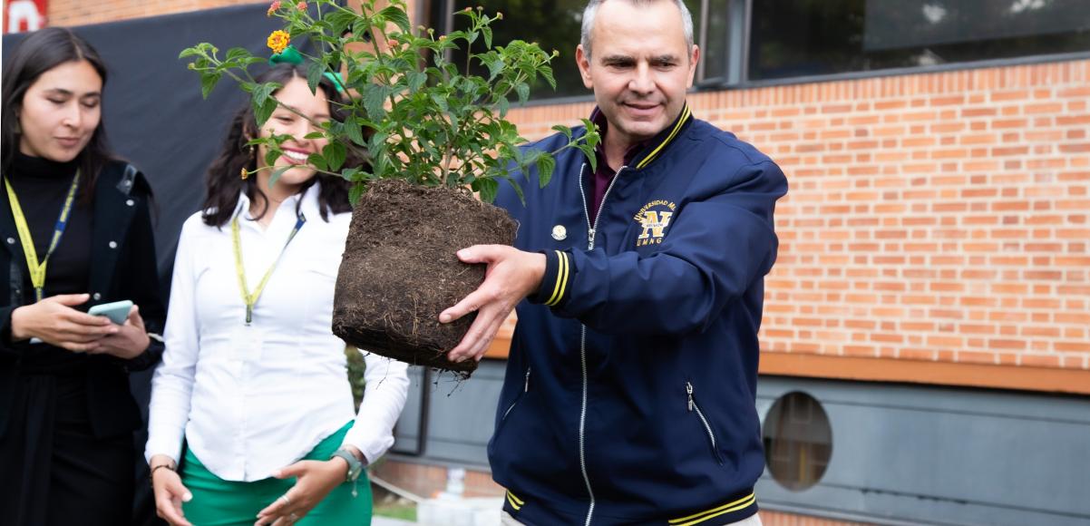 rector Universidad Militar Nueva Granada plantando un árbol