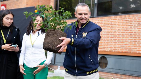 rector Universidad Militar Nueva Granada plantando un árbol