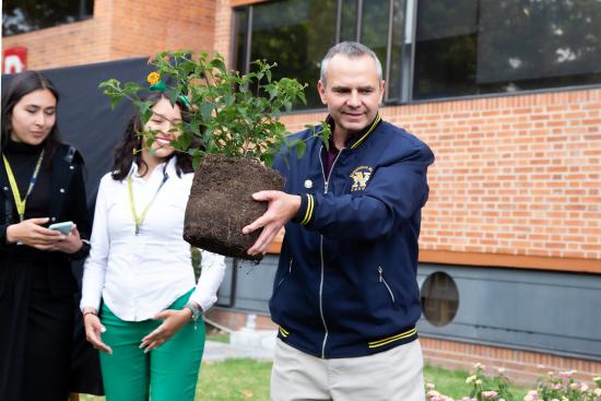 rector Universidad Militar Nueva Granada plantando un árbol